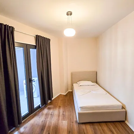 Spacious 2br Luxury 티라나