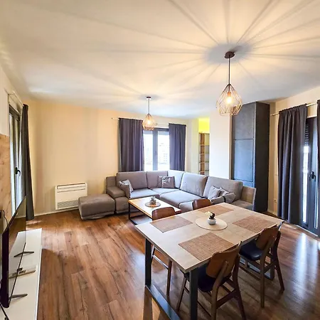 Spacious 2br Luxury Apartment *